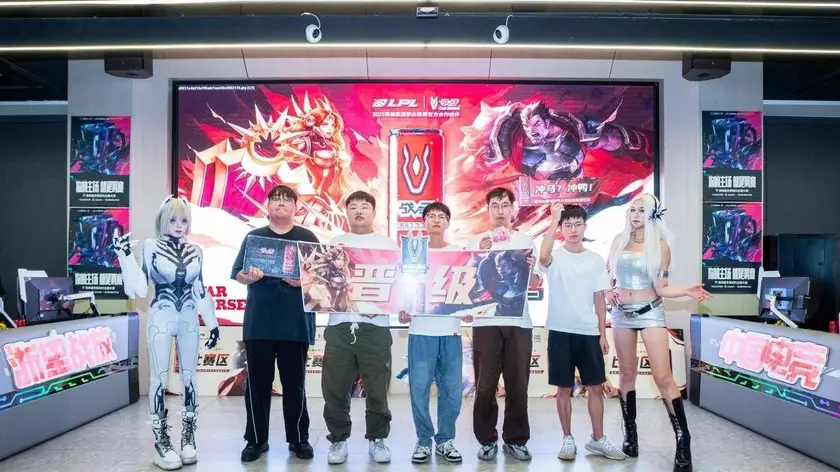 iQOO 15光追技术加持，电竞手机新标杆：高刷新率屏幕畅享极致游戏体验